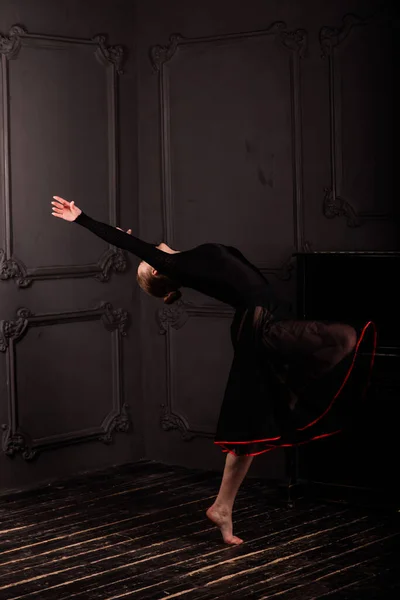 Ballerine Body Foncé Robe Dans Studio Intérieur Sombre Mur Briques — Photo