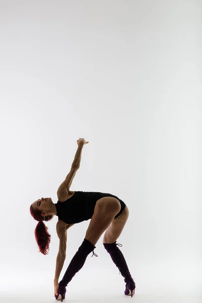 Muda Cantik Fleksibel Perempuan Dalam Jumpsuit Hitam Dan Sepatu Hak — Stok Foto