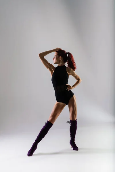 Jeune Belle Femme Flexible Combinaison Noire Talons Hauts Pose Dans — Photo