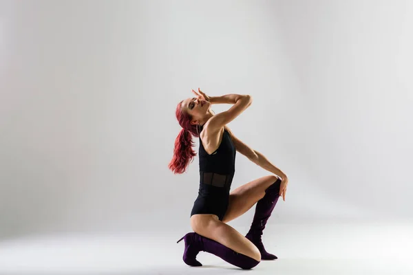 Jovem Bela Fêmea Flexível Macacão Preto Salto Alto Está Posando — Fotografia de Stock