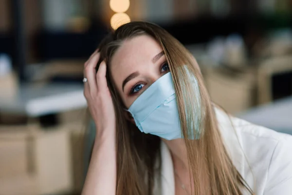 Vrouwelijke Manager Pak Medisch Masker Werkt Afstand Straat Cafe — Stockfoto