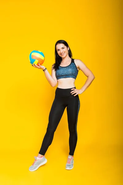 Joven Hermosa Jugadora Voleibol Femenino Aislada Amarillo Estudio —  Fotos de Stock