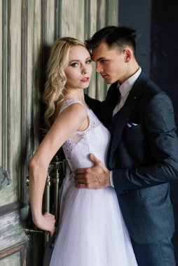 Klasik bir stüdyonun içinde sevimli bir evlilik çifti. Öpüşüyorlar ve sarılıyorlar..