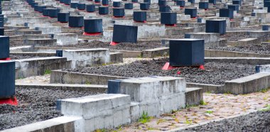 Khatyn, Belarus - 05.02.2020: Gökyüzü arka planına sahip Khatyn 'deki çanlar. Yanmış vilajların mezarlığı.