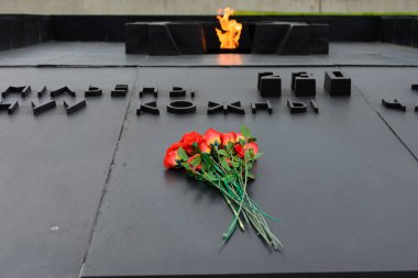 Khatyn, Belarus - 05.02.2020: Gökyüzü arka planına sahip Khatyn 'deki çanlar. Yanmış vilajların mezarlığı.