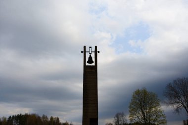 Khatyn, Belarus - 05.02.2020: Gökyüzü arka planına sahip Khatyn 'deki çanlar. Yanmış vilajların mezarlığı.