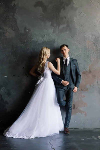 Casal Casamento Bonito Interior Estúdio Clássico Beijam Abraçam — Fotografia de Stock