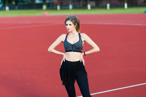 Una Entrenadora Cabello Oscuro Para Pista Roja Del Estadio Vestida — Foto de Stock