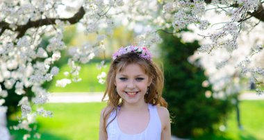 Güzel bir bahar gününde, çiçek açan elma bahçesinde güzel bir kız.