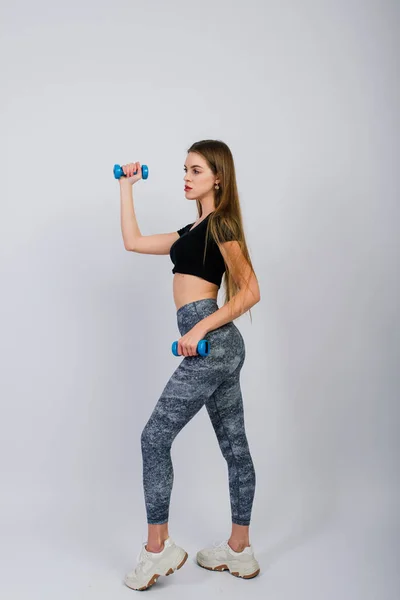 Full Längd Porträtt Leende Ung Fitness Kvinna Perfekt Form Studio — Stockfoto