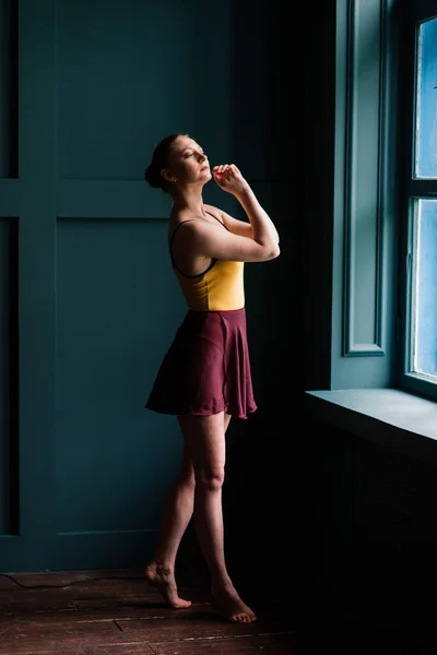Красивая Молодая Танцовщица Классического Балета Трико Юбке Студийном Фоне — стоковое фото