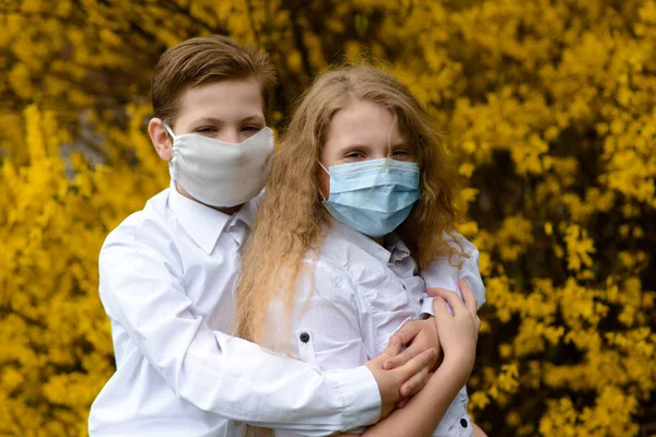 Děti Městském Parku Lékařské Masce Během Karanténní Doby Pandemie Koronaviru — Stock fotografie