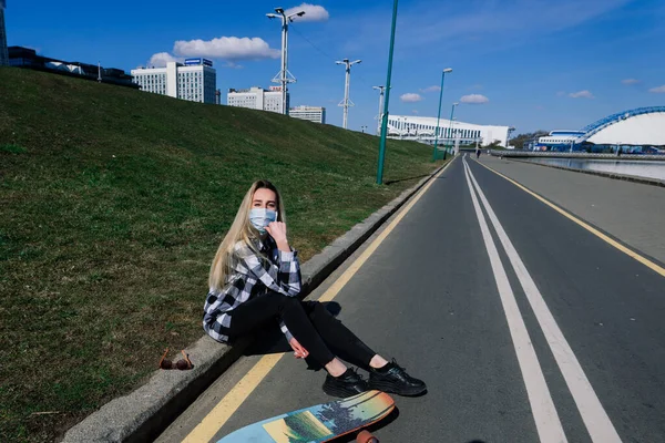 Retrato Uma Jovem Mulher Uma Máscara Médica Com Longboard Cidade — Fotografia de Stock