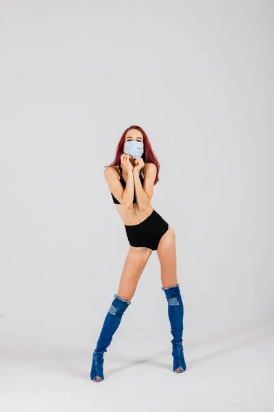 Dançarina Nos Estilos Strip Plástico Pole Dance Com Máscara Facial — Fotografia de Stock