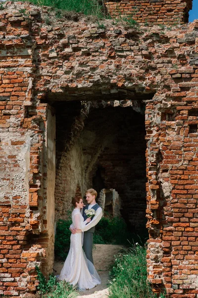 Velmi Pěkný Ryšavý Mladý Právě Ženatý Šťastný Pár Líbání Západu — Stock fotografie