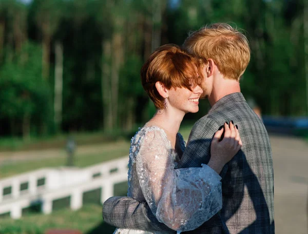 Muy Agradable Pelirroja Joven Acaba Casarse Feliz Pareja Besándose Puesta —  Fotos de Stock