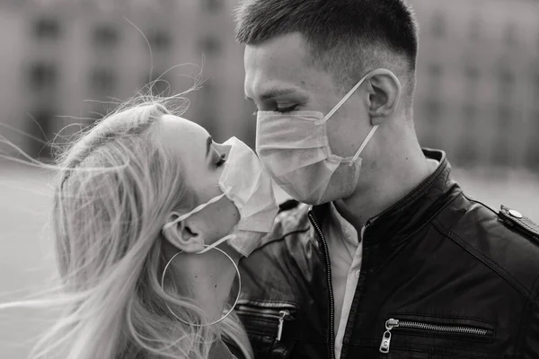 Junges Paar Masken Auf Der Straße Der Stadt Isolation Quarantäne — Stockfoto