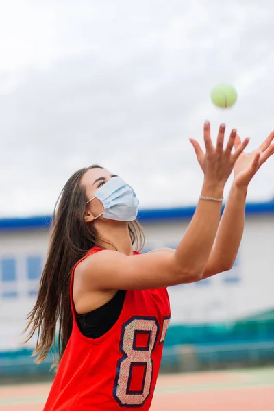 Porträt Der Tennisspielerin Mit Schläger Draußen Mit Schutzmaske — Stockfoto