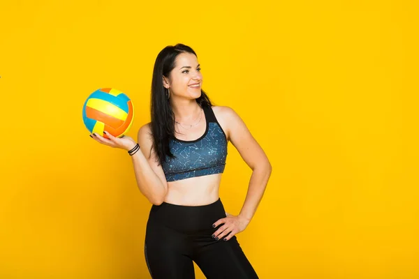 Junge Schöne Volleyballerin Isoliert Auf Gelb Studio — Stockfoto
