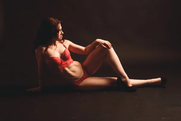 Krásný Fitness Model Červeném Spodním Prádle Ukazuje Perfektní Tělo Černém — Stock fotografie