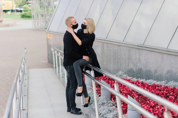 Pár Módních Ochranných Maskách Džínových Bundách Procházky Prázdné Ulici Evropského — Stock fotografie