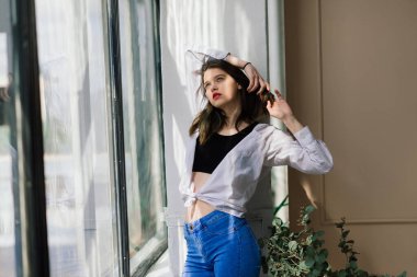 Yalnız üzgün kadın, derin düşünceler içinde evinde, depresyonda.