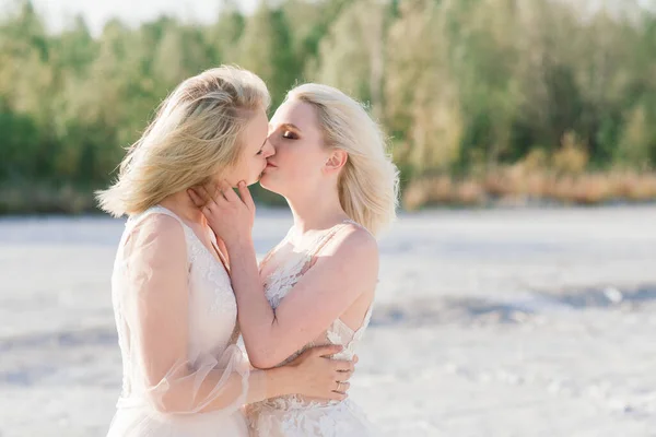 Krásné Lesbičky Pár Chůze Písku Podél Řeky Břehu Jejich Svatební — Stock fotografie