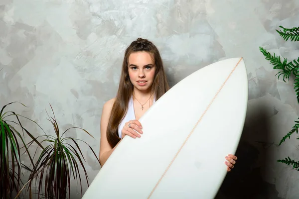 Красива Молода Жінка Позує Дошкою Серфінгу Студії — стокове фото