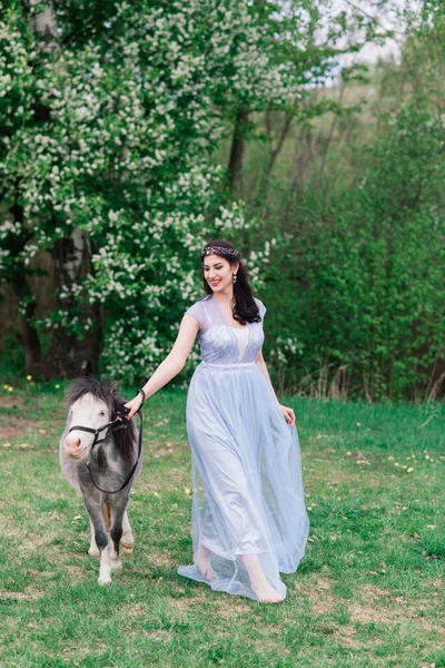 Koyu Renk Saçlı Güzel Elbiseli Genç Bir Kadın Gri Bir — Stok fotoğraf