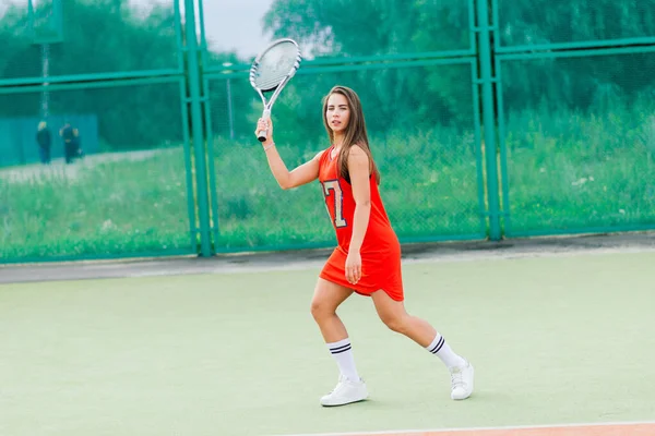 Vacker Kvinnlig Tennisspelare Tennisbana Röd Klänning — Stockfoto