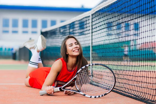 Hermosa Jugadora Tenis Pista Tenis Vestido Rojo —  Fotos de Stock