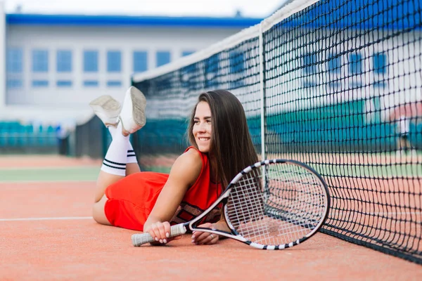 Mooie Vrouwelijke Tennisser Tennisbaan Rode Jurk — Stockfoto