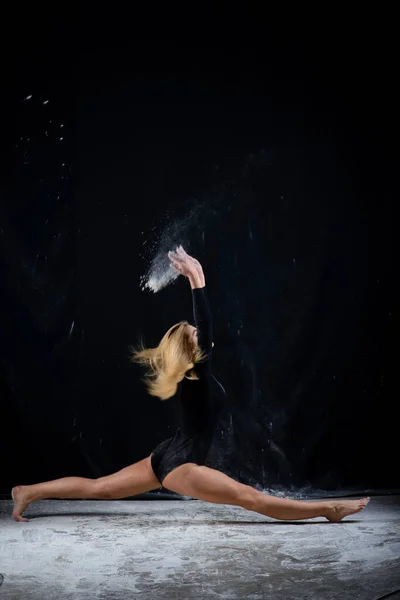 Menina Loira Bonita Vestindo Macacão Ginástica Preto Coberto Com Nuvens — Fotografia de Stock