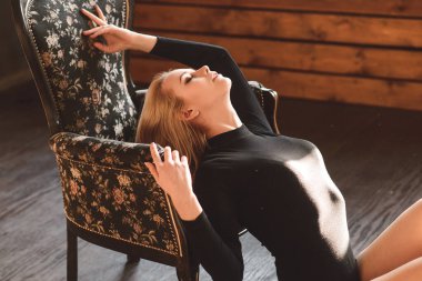 Siyah elbiseli kadın. Stüdyoda poz veren muhteşem genç bayan.