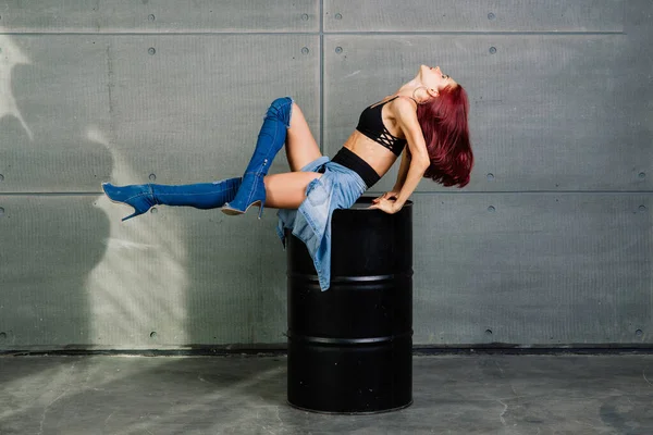 Stüdyoda Beton Arka Planda Siyah Fıçının Yanında Duran Fitness Kadınının — Stok fotoğraf