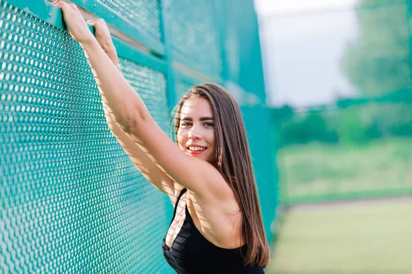 Schöne Junge Sportlerin Body Auf Dem Tennisplatz — Stockfoto