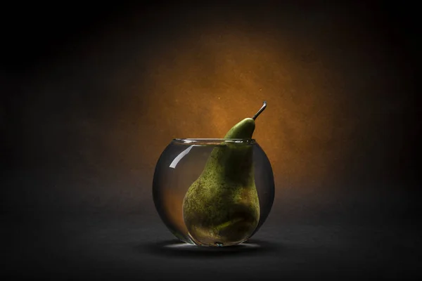 Натюрморт Груші Темному Фоні Воді Скляній Тарі — стокове фото