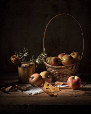 Apple karanlık bir arka planda natürmort