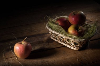 Apple karanlık bir arka planda natürmort