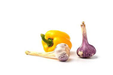 Beyaz arka plan üzerinde sarı biber ile Sarımsak