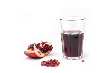 Beyaz bir arka plan üzerinde nar meyve ile bir bardak nar suyu