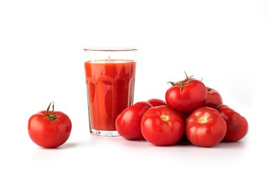beyaz zemin üzerine domates ile bir bardak domates suyu