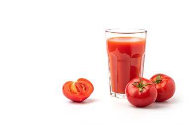 beyaz zemin üzerine domates ile bir bardak domates suyu
