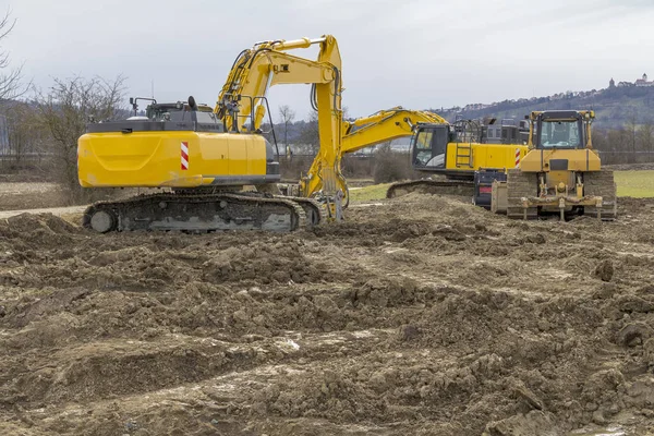 Dos Excavadoras Amarillas Una Obra Arcillosa — Foto de Stock