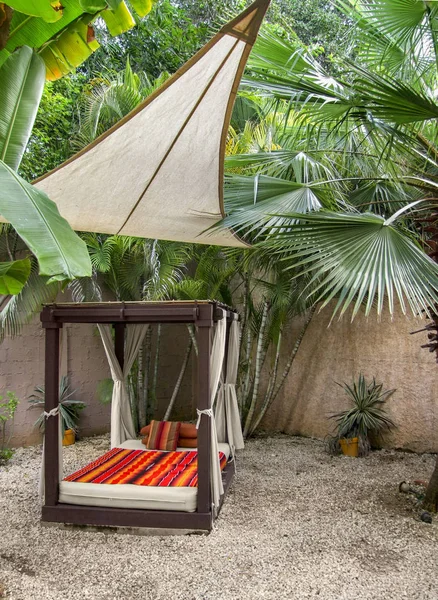 Tropical Garden Divan Bed Shade — Stock Photo, Image