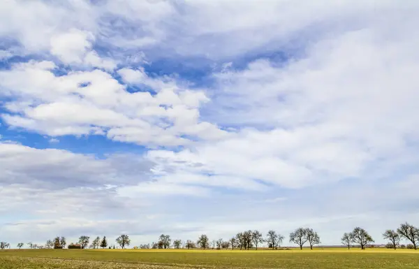 Massor Delvis Dystra Sky Och Lite Landsbygdens Landskap Tidigt Våren — Stockfoto