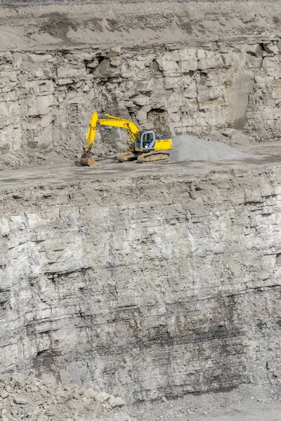 德国南部的一个黄色挖掘机的石坑风景 — 图库照片