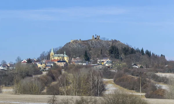 冬季路边乡村风光 包括在捷克共和国的一座小山和村庄 — 图库照片