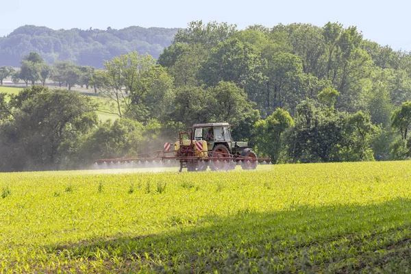 Landsbygdens Jordbruks Landskap Med Traktor Apllying Något Ett Fält Våren — Stockfoto