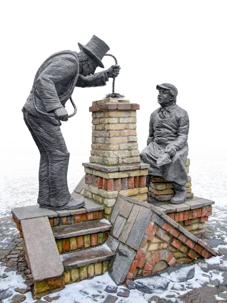 在拉脱维亚首都里加看到的扫烟囱雕塑 — 图库照片